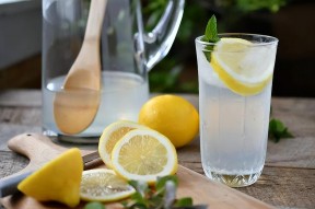 柠檬水的功效与作用 柠檬水的神奇功效揭秘